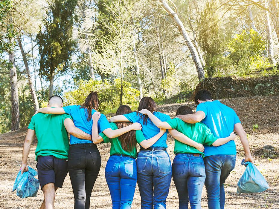 Collaborateurs solidaires collectent des déchets afin de préserver l'environnement