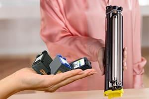 Personnes qui collectent des cartouches d'encre et toner pour lesrecycler