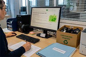 Collaborateur se renseigne sur les obligations des entreprises sur la taxe DEEE